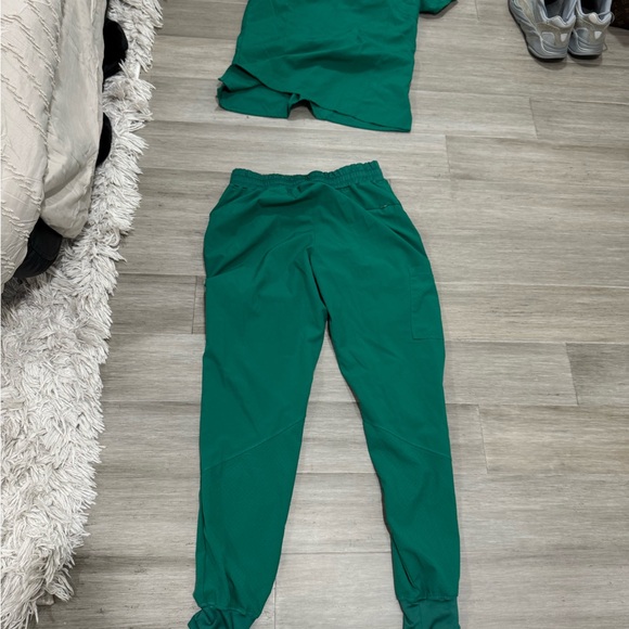 Green scrub set - Picture 6 of 7